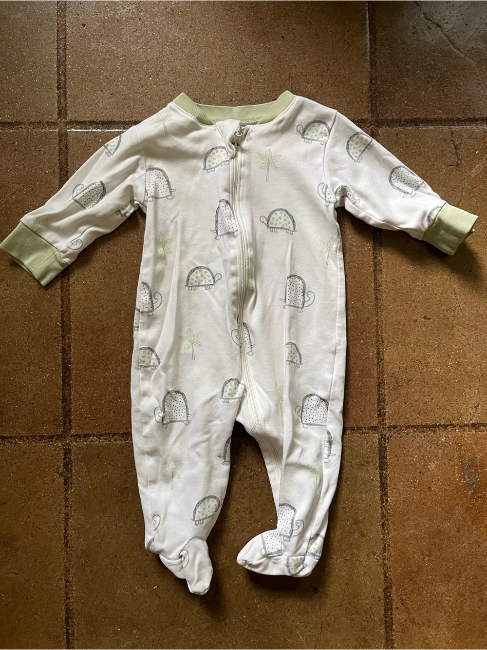 EUC Kissy Love Footie 3-6M